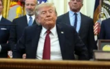 Le président américain Donald Trump s’apprête à partir après s’être exprimé dans le Bureau ovale de la Maison Blanche, à Washington, le 31 août 2026. (Crédit: Jacquelyn Martin/AP)