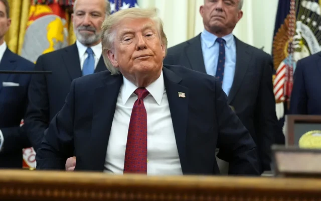 Le président américain Donald Trump s’apprête à partir après s’être exprimé dans le Bureau ovale de la Maison Blanche, à Washington, le 31 août 2026. (Crédit: Jacquelyn Martin/AP)