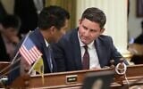 Le président de l'Assemblée, Robert Rivas (à gauche), s'entretenant avec le député Jesse Gabriel lors d'une séance de l'Assemblée, au Capitole, à Sacramento, en Californie, le 31 août 2026. (Crédit : Jeff Chiu/AP Photo)