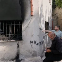 Des Palestiniens constatent les dégâts causés à une mosquée qui, selon les résidents, a été incendiée lors d'une attaque de résidents d'implantations israéliens dans le village de Bazariya en Cisjordanie, le 1er septembre 2026, alors qu'un graffiti en hébreu sur le mur dit « Huckabee, les terroristes te saluent », en référence à l'ambassadeur des États-Unis en Israël, Mike Huckabee. (AP Photo/Majdi Mohammed)