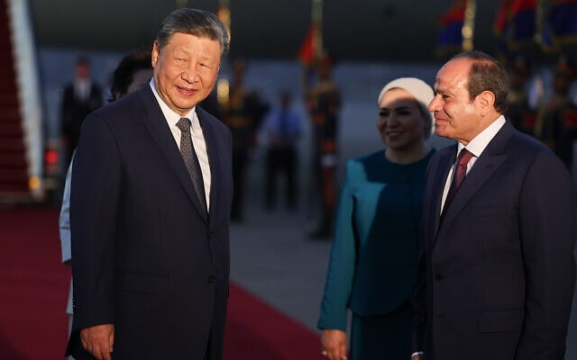 Le président chinois Xi Jinping est accueilli par le président égyptien Abdel-Fattah el-Sissi, à droite, à son arrivée à l'aéroport international du Caire, au Caire, en Égypte, dans le cadre d'une visite officielle en Égypte, mardi 1er septembre 2026. (Crédit: Mohamed Abd El Ghany/Photo Pool via AP)