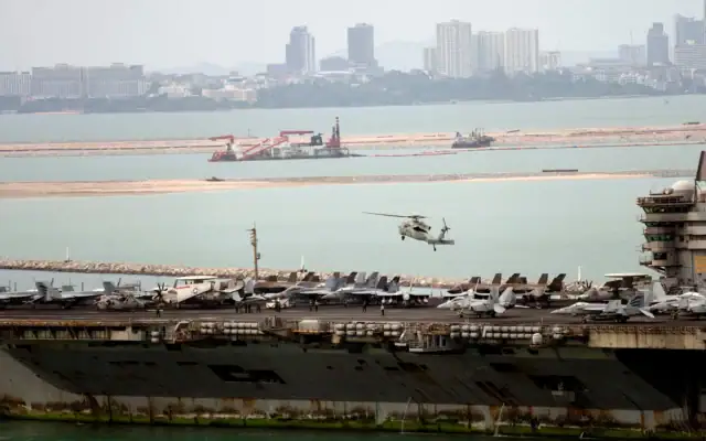 Un hélicoptère atterrit sur le porte-avions de la marine américaine USS Abraham Lincoln après son arrivée au port de Laem Chabang, dans la province de Chonburi, en Thaïlande, le 2 septembre 2026. (Crédit: AP/Sakchai Lalit)