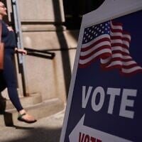 Un panneau indiquant aux électeurs l'entrée de l'hôtel de ville lors du vote anticipé pour les primaires de Rhode Island, à Providence, dans le Rhode Island, le 2 septembre 2026. (Crédit : David Goldman/AP)