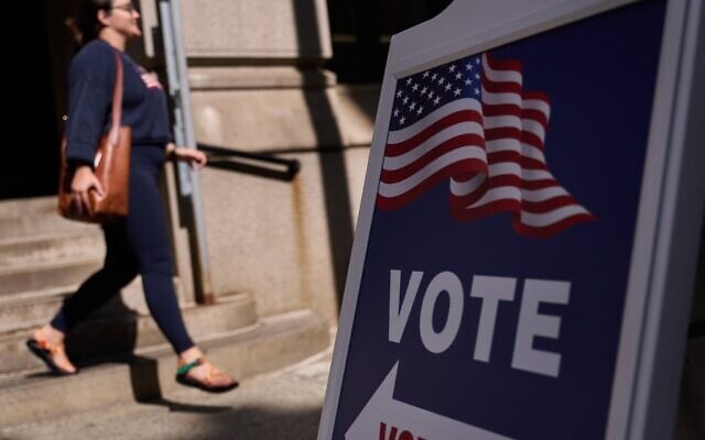 Un panneau indiquant aux électeurs l'entrée de l'hôtel de ville lors du vote anticipé pour les primaires de Rhode Island, à Providence, dans le Rhode Island, le 2 septembre 2026. (Crédit : David Goldman/AP)