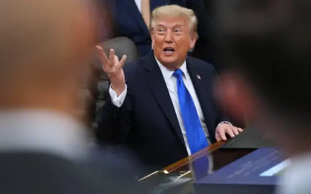 Le président Donald Trump s’exprime dans le Bureau ovale de la Maison Blanche lors d’une réunion avec des dirigeants du secteur du voyage, le 2 septembre 2026, à Washington. (Crédit : AP/Jacquelyn Martin)