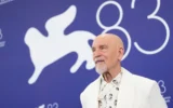 John Malkovich pose pour les photographes lors de la séance photo du film Wild Horse Nine, dans le cadre de la 83ᵉ édition du Festival du film de Venise, à Venise, en Italie, le 3 septembre 2026. (Crédit : Scott A. Garfitt/Invision/AP)