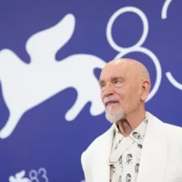John Malkovich pose pour les photographes lors de la séance photo du film Wild Horse Nine, dans le cadre de la 83ᵉ édition du Festival du film de Venise, à Venise, en Italie, le 3 septembre 2026. (Crédit : Scott A. Garfitt/Invision/AP)