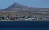 Le mont Tumbledown se dressant derrière Stanley, dans les îles Malouines, également connues sous le nom d'Islas Malvinas, le 16 mars 2026. (Crédit : Ricardo Mazalan/AP Photo)