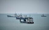 Des navires commerciaux au mouillage dans le détroit d'Ormuz, au large de Bandar Abbas, en Iran, le 4 septembre 2026. (Crédit : AP Photo/Vahid Salemi)