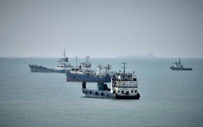 Des navires commerciaux au mouillage dans le détroit d'Ormuz, au large de Bandar Abbas, en Iran, le 4 septembre 2026. (Crédit : AP Photo/Vahid Salemi) Des navires commerciaux au mouillage dans le détroit d'Ormuz, au large de Bandar Abbas, en Iran, le 4 septembre 2026. (Crédit : AP Photo/Vahid Salemi)