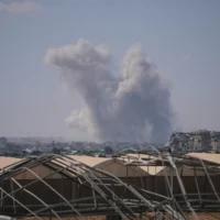 L'armée israélienne démolit des bâtiments à l'est de Khan Younis, dans le sud de la bande de Gaza, le 4 septembre 2026. (Crédit: AP/Abdel Kareem Hana)