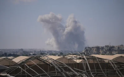 L'armée israélienne démolit des bâtiments à l'est de Khan Younis, dans le sud de la bande de Gaza, le 4 septembre 2026. (Crédit: AP/Abdel Kareem Hana)
