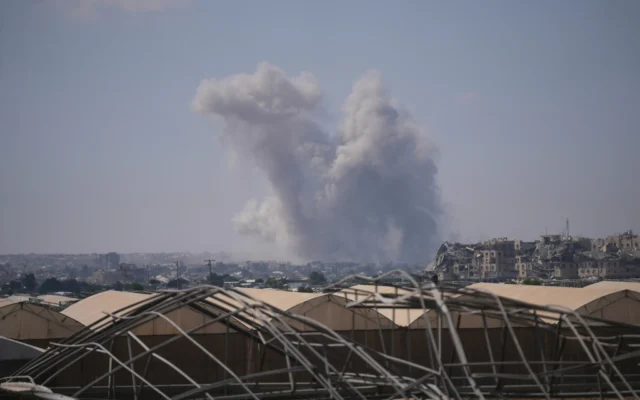 L'armée israélienne démolit des bâtiments à l'est de Khan Younis, dans le sud de la bande de Gaza, le 4 septembre 2026. (Crédit: AP/Abdel Kareem Hana)