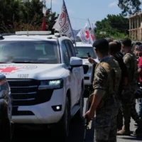 Un convoi de la Croix-Rouge escorte quatre prisonniers libérés de prisons israéliennes, à leur arrivée dans le village de Mansouri, dans le sud-Liban, le 4 septembre 2026. (AP Photo/Mohammed Zaatari)