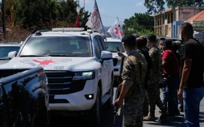Un convoi de la Croix-Rouge escorte quatre prisonniers libérés de prisons israéliennes, à leur arrivée dans le village de Mansouri, dans le sud-Liban, le 4 septembre 2026. (Crédit : Mohammed Zaatari/AP) Un convoi de la Croix-Rouge escorte quatre prisonniers libérés de prisons israéliennes, à leur arrivée dans le village de Mansouri, dans le sud-Liban, le 4 septembre 2026. (Crédit : Mohammed Zaatari/AP)