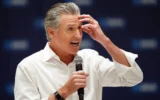 Le gouverneur de Californie Gavin Newsom s’exprime lors d’un rassemblement, à Monroe, en Caroline du Nord, le 5 septembre 2026. (Crédit : Nell Redmond/AP)