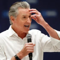 Le gouverneur de Californie Gavin Newsom s’exprime lors d’un rassemblement, à Monroe, en Caroline du Nord, le 5 septembre 2026. (Crédit : Nell Redmond/AP)