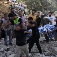 Des personnes transportant le corps d'une personne tuée dans une maison touchée par une frappe aérienne israélienne dans le village d'Arab Salim, au sud du Liban, le 6 septembre 2026. (Crédit : Mohammed Zaatari/AP)