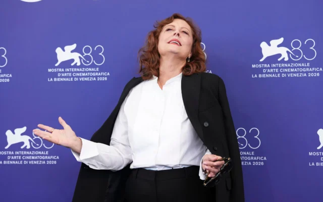 Susan Sarandon pose pour les photographes lors de la séance photo du film « The Echo Chamber » pendant la 83e édition de la Mostra de Venise, à Venise, en Italie, le 6 septembre 2026. (Crédit : Scott A Garfitt/Invision/AP)