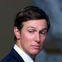 Jared Kushner, gendre et proche collaborateur du président américain Donald Trump, lors d’une conférence de presse conjointe avec le président ukrainien Volodymyr Zelensky (hors champ) à l’issue de discussions, à Kiev, en Ukraine, le 6 septembre 2026. (Crédit : Francisco Seco/AP)
