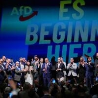 Le tête de liste Ulrich Siegmund et les dirigeants du parti Tino Chrupalla et Alice Weidel s'adressent aux membres du parti devant une pancarte portant l'inscription « Ça commence ici » lors d'une soirée électorale organisée par le parti « Alternative pour l'Allemagne » (AfD) à la suite des élections régionales en Saxe-Anhalt, à Magdebourg, dans l'est de l'Allemagne, le 6 septembre 2026. (Crédit : AP Photo/Matthias Schrader)
