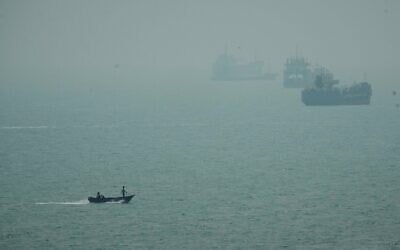 Un bateau à moteur passe dans la brume devant des navires marchands ancrés dans le détroit d'Ormuz, au large de Bandar Abbas, en Iran, le 7 septembre 2026. (Crédit : AP Photo/Vahid Salemi) Un bateau à moteur passe dans la brume devant des navires marchands ancrés dans le détroit d'Ormuz, au large de Bandar Abbas, en Iran, le 7 septembre 2026. (Crédit : AP Photo/Vahid Salemi)