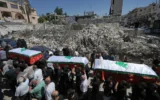 Des personnes en deuil portent les cercueils des personnes tuées lundi lors d’une frappe aérienne israélienne, au cours de leur cortège funèbre dans le village de Kfar Rumman, au sud du Liban, le 8 septembre 2026. (Crédit: AP/Bilal Hussein)