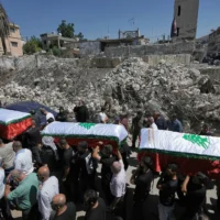 Des personnes en deuil portent les cercueils des personnes tuées lundi lors d’une frappe aérienne israélienne, au cours de leur cortège funèbre dans le village de Kfar Rumman, au sud du Liban, le 8 septembre 2026. (Crédit: AP/Bilal Hussein)