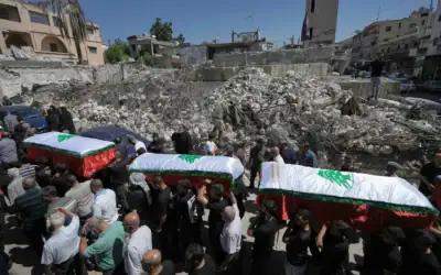 Des personnes en deuil portent les cercueils des personnes tuées lundi lors d’une frappe aérienne israélienne, au cours de leur cortège funèbre dans le village de Kfar Rumman, au sud du Liban, le 8 septembre 2026. (Crédit: AP/Bilal Hussein) Des personnes en deuil portent les cercueils des personnes tuées lundi lors d’une frappe aérienne israélienne, au cours de leur cortège funèbre dans le village de Kfar Rumman, au sud du Liban, le 8 septembre 2026. (Crédit: AP/Bilal Hussein)