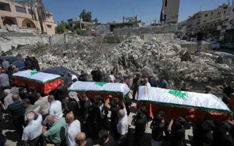 Des personnes en deuil portent les cercueils des personnes tuées lundi lors d’une frappe aérienne israélienne, au cours de leur cortège funèbre dans le village de Kfar Rumman, au sud du Liban, le 8 septembre 2026. (Crédit: AP/Bilal Hussein)
