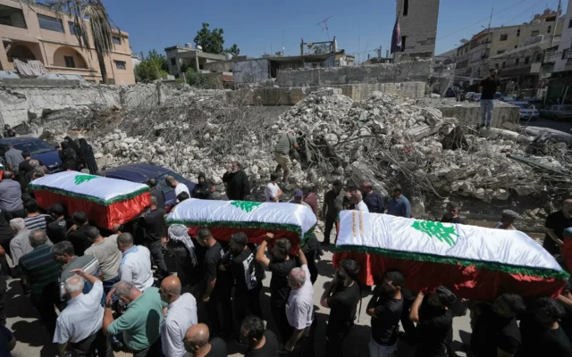 Des personnes en deuil portent les cercueils des personnes tuées lundi lors d’une frappe aérienne israélienne, au cours de leur cortège funèbre dans le village de Kfar Rumman, au sud du Liban, le 8 septembre 2026. (Crédit: AP/Bilal Hussein)