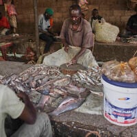 Des vendeurs de poisson nettoient du poisson sur un marché à Khartoum, au Soudan, le mardi 8 septembre 2026. (Crédit : Marwan Ali/AP)