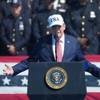 Le président américain Donald Trump prenant la parole lors d’un événement « Steel Across America » organisé avec la fondation Tunnel to Towers sur l’Ellipse, à Washington, le 8 septembre 2026. (Crédit : Mark Schiefelbein/AP)