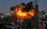 Une explosion à la suite d'une frappe aérienne israélienne, à Gaza-City, le 9 septembre 2026. (Crédit : Jehad Alshrafi/AP Photo)