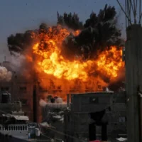 Une explosion à la suite d'une frappe aérienne israélienne, à Gaza-City, le 9 septembre 2026. (Crédit : Jehad Alshrafi/AP Photo)