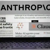 Des pages du site web d'Anthropic et les logos de l'entreprise s'affichent sur un écran d'ordinateur à New York, le 26 février 2026. (Crédit: AP/Patrick Sison)