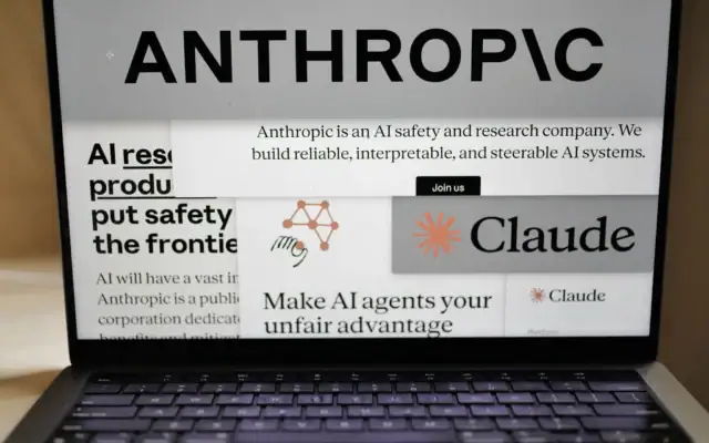 Des pages du site web d'Anthropic et les logos de l'entreprise s'affichent sur un écran d'ordinateur à New York, le 26 février 2026. (Crédit: AP/Patrick Sison)