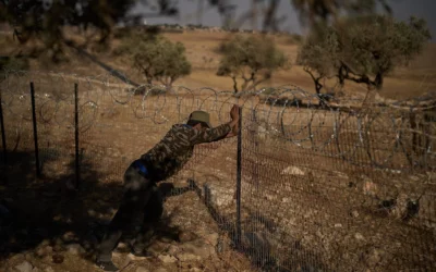 Un homme construit une clôture autour de la maison d’une famille palestinienne bédouine pour tenter d’empêcher les attaques de résidents d’implantations israéliennes, à la périphérie de Taybeh, en Cisjordanie, le 9 septembre 2026. (Crédit : Leo Correa/AP)