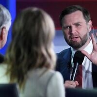 Le vice-président américain JD Vance participe à une interview avec Sean Hannity, de Fox News, lors de la convention du Parti républicain à Dallas, le 9 septembre 2026. (Crédit : Eric Lee/Pool via AP)