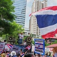 Sondhi Limthongkul, propriétaire d'un groupe de presse et militant politique, s'adresse à une foule de partisans qui réclament la fin des prétendues appropriations foncières par des étrangers, devant l'ambassade d'Israël à Bangkok, en Thaïlande, le 10 septembre 2026. (Crédit : AP Photo/Sakchai Lalit)