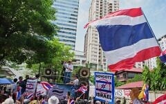 Sondhi Limthongkul, propriétaire d'un groupe de presse et militant politique, s'adresse à une foule de partisans qui réclament la fin des prétendues appropriations foncières par des étrangers, devant l'ambassade d'Israël à Bangkok, en Thaïlande, le 10 septembre 2026. (Crédit : AP Photo/Sakchai Lalit)