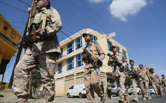 Les rebelles houthis du Yémen défilent lors d'une campagne de mobilisation à Sanaa, au Yémen, le 10 septembre 2026. (Crédit: AP)