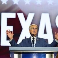 Le vice-gouverneur du Texas, Dan Patrick, prend la parole lors de la convention républicaine, le 10 septembre 2026, à Dallas. (Crédit : AP Photo/Julio Cortez)