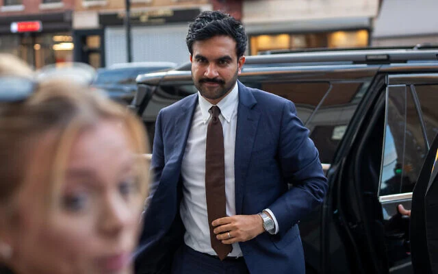 Le maire de New York, Zohran Mamdani, lors de son arrivée à la « Marche et discussion interconfessionnelles pour la paix » organisée à l'occasion du 11-Septembre, à New York, le 10 septembre 2026. (Crédit : Adam Gray/AP Photo) Le maire de New York, Zohran Mamdani, lors de son arrivée à la « Marche et discussion interconfessionnelles pour la paix » organisée à l'occasion du 11-Septembre, à New York, le 10 septembre 2026. (Crédit : Adam Gray/AP Photo)