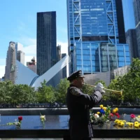 Un policier new-yorkais interprète "Taps" à la fin d'une cérémonie commémorative marquant le 25e anniversaire des attentats terroristes du 11 septembre 2001, le 11 septembre 2026, à New York. (Crédit: AP/Adam Gray, Pool)