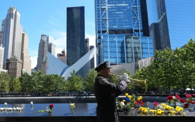 Un policier new-yorkais interprète "Taps" à la fin d'une cérémonie commémorative marquant le 25e anniversaire des attentats terroristes du 11 septembre 2001, le 11 septembre 2026, à New York. (Crédit: AP/Adam Gray, Pool)