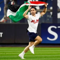 Un supporter brandissant un drapeau palestinien s'est précipité dans le champ extérieur lors de la septième manche d'un match de baseball opposant les Yankees de New York aux Mets de New York, le 11 septembre 2026, à New York. (Crédit: AP/Noah K. Murray)