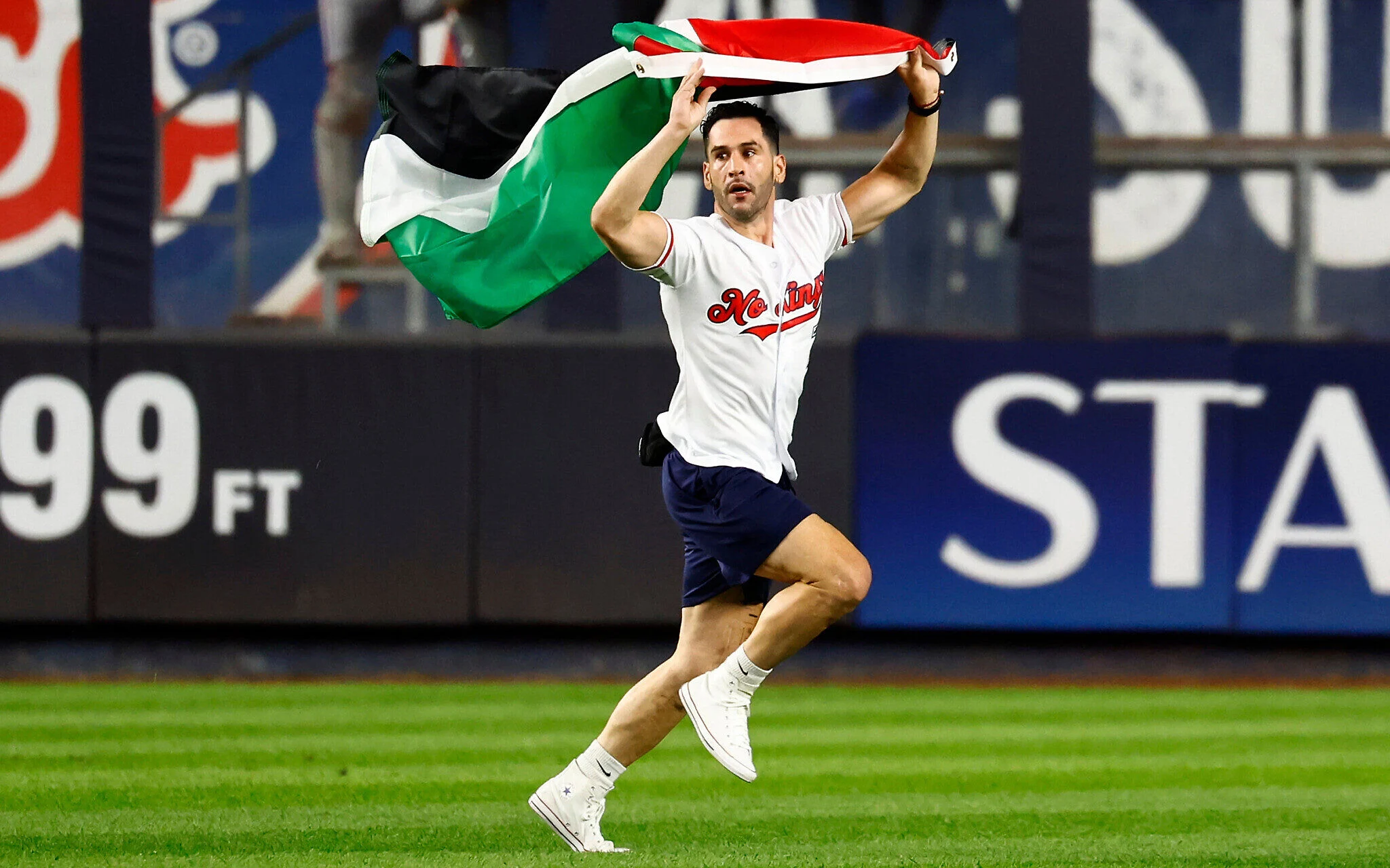 New York Un Homme Brandissant Un Drapeau Palestinien Entre Sur Le New York Un Homme Brandissant Un Drapeau Palestinien Entre Sur Le
