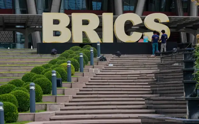 Des ouvriers apportent la touche finale à une enseigne BRICS avant le sommet qui se tiendra au Bharat Mandapam à New Delhi, en Inde, le 12 septembre 2026. (Crédit: AP/Manish Swarup)