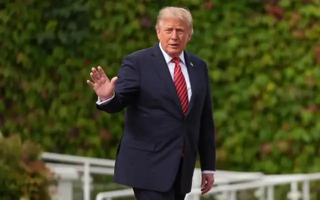 Le président américain Donald Trump quitte les lieux après avoir rendu visite à la présidente irlandaise Catherine Connolly à Aras an Uachtarain, à Dublin, en Irlande, le 12 septembre 2026. (Crédit: AP/Kin Cheung)